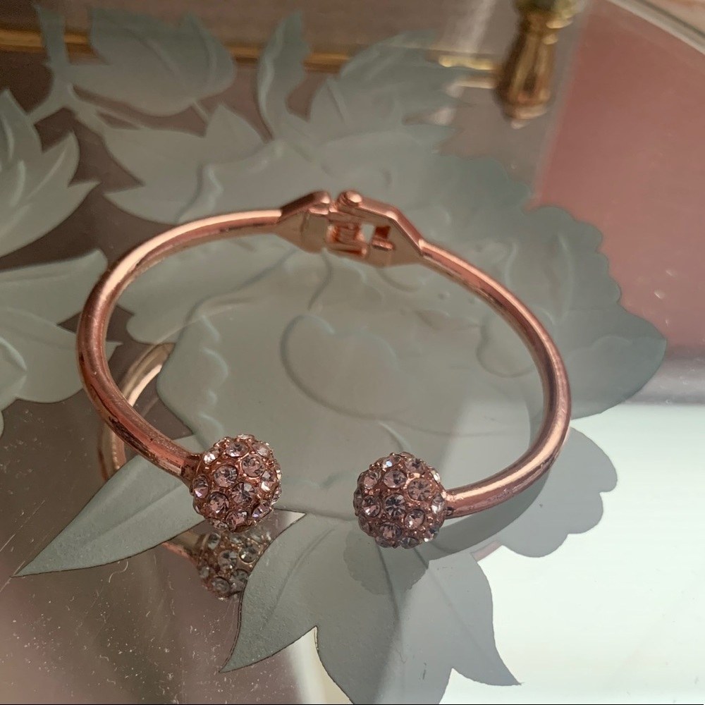 Rose gold bracelet with jewels
